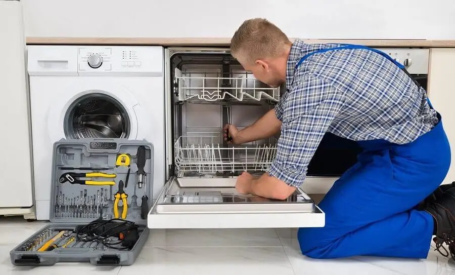 Şereflikoçhisar Beko servisi teknisyen ekibi beyaz eşya tamiri yaparken
